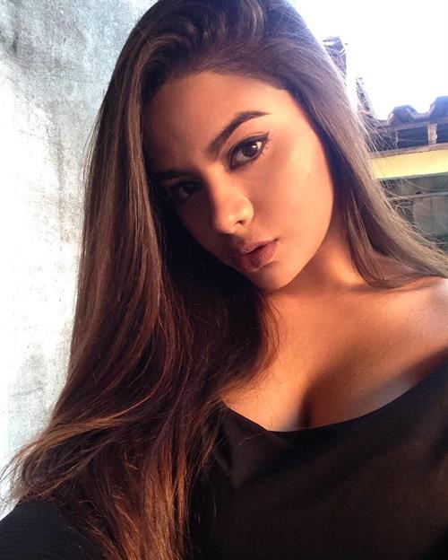 Vera Lívia taking a selfie