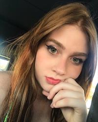 Flávia Charallo taking a selfie