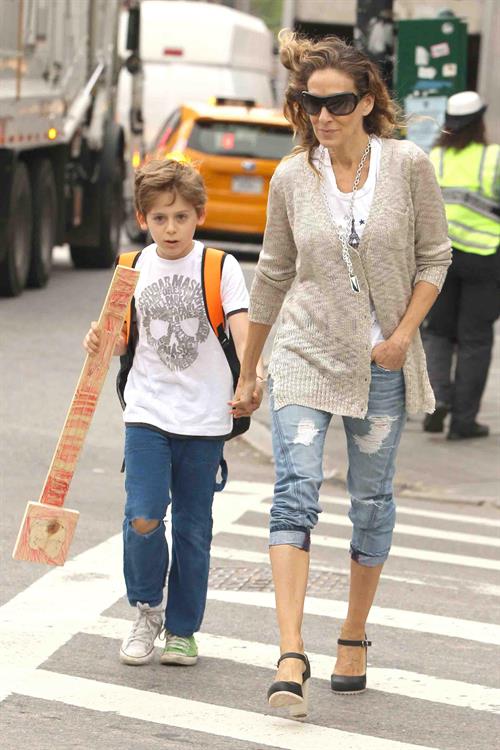 Sarah Jessica Parker Takes her children to school in New York City (May 23, 2013) 