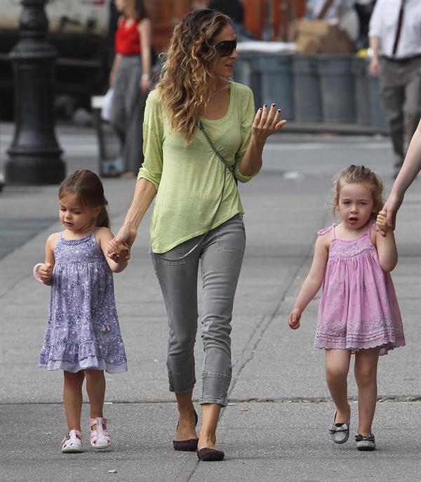 Sarah Jessica Parker Takes a stroll with her twins around the West Village in New York City (May 21, 2013) 