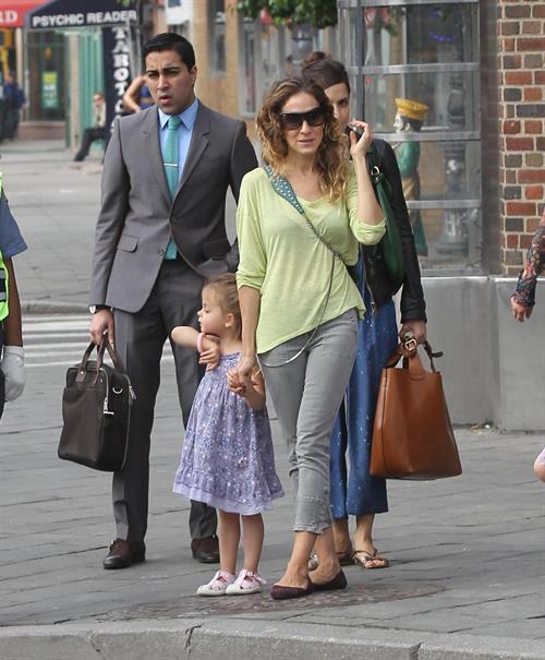Sarah Jessica Parker Takes a stroll with her twins around the West Village in New York City (May 21, 2013) 
