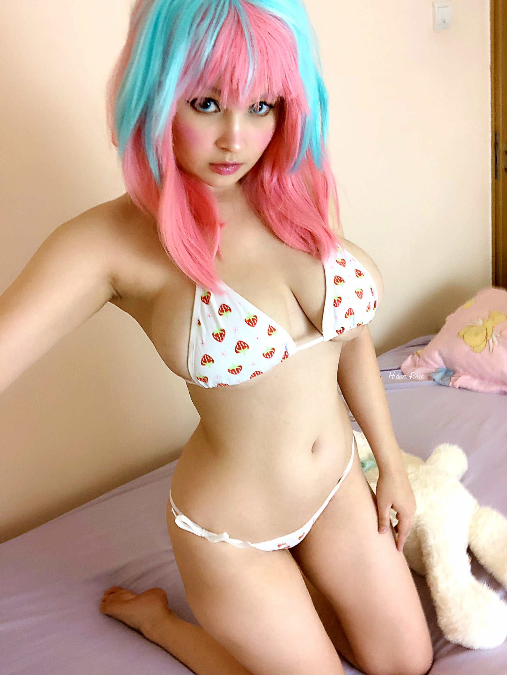 Hidori Rose in a bikini taking a selfie