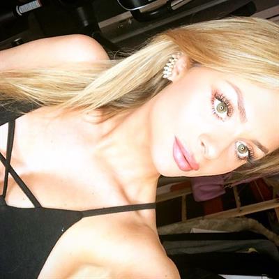 Lucile taking a selfie