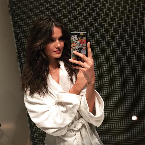 Blanca Padilla taking a selfie