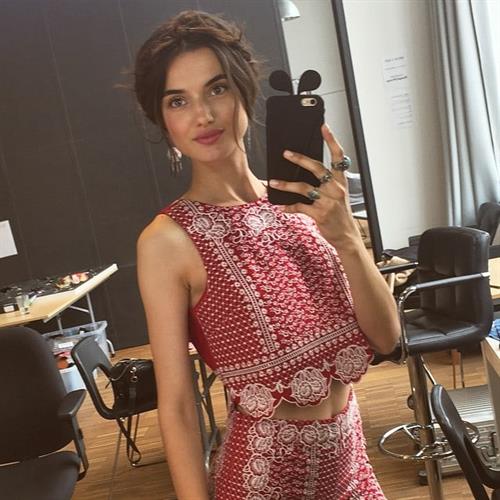 Blanca Padilla taking a selfie