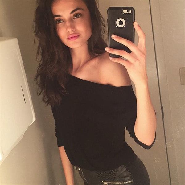 Blanca Padilla taking a selfie