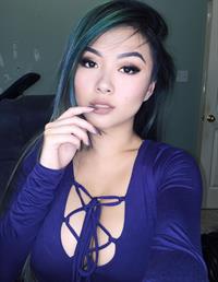 Vicki Li taking a selfie