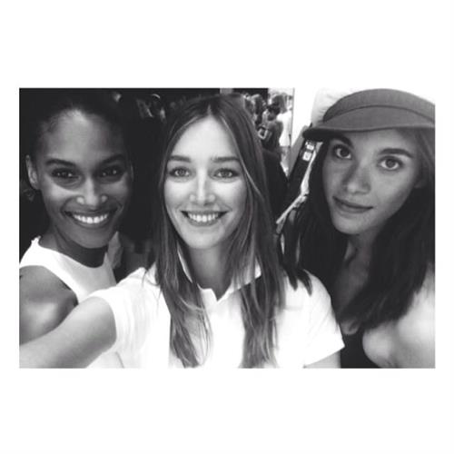 Cindy Bruna taking a selfie