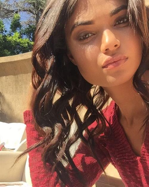 Daniela Braga taking a selfie