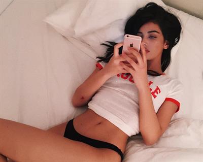 Cindy Kimberly taking a selfie