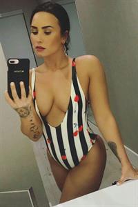 Demi Lovato taking a selfie