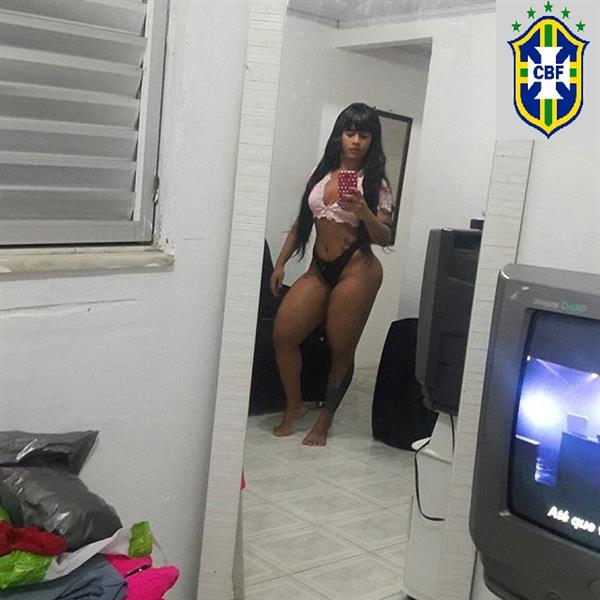 Mulher Mamão taking a selfie