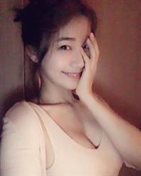 ohttomom taking a selfie