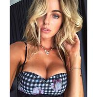 Elizabeth Turner taking a selfie