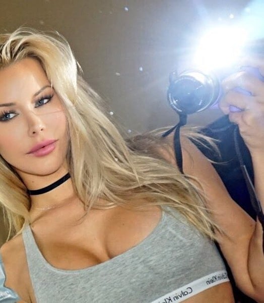 Kennedy Summers taking a selfie