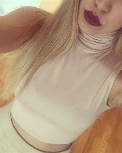 Yasmine Alice taking a selfie