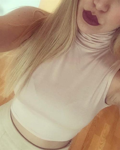 Yasmine Alice taking a selfie