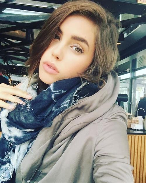 Jessica Buch taking a selfie