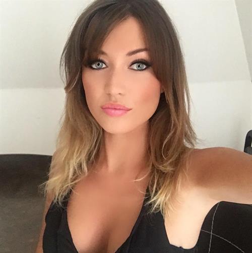 Elsa Esnoult taking a selfie