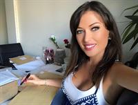 Elsa Esnoult taking a selfie