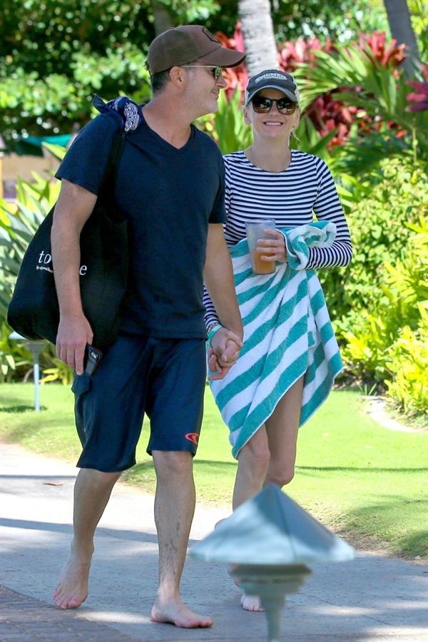 Anna Faris on the beach in Hawaii on 11/24/2018