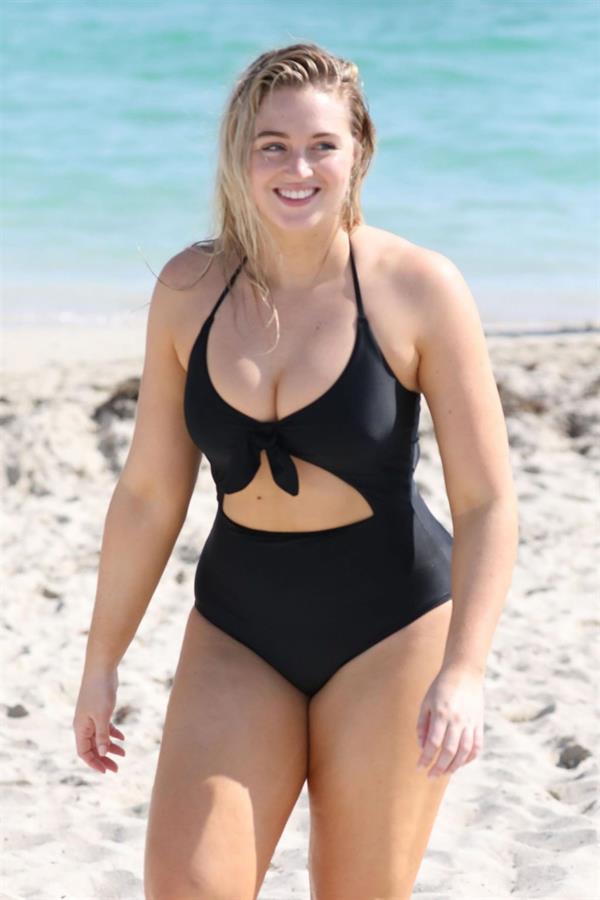 Iskra Lawrence in a swimsuit on Miami beach doing a photoshoot for Aerie on 11/26/2018