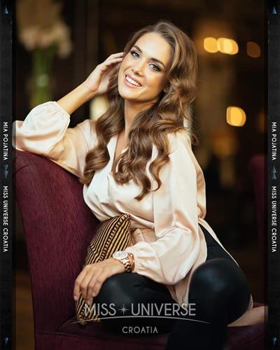 Mia Pojatina in a bikini