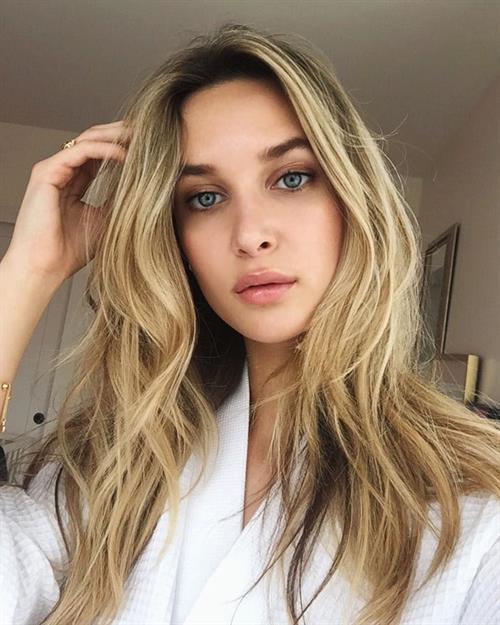 Ari Fournier taking a selfie