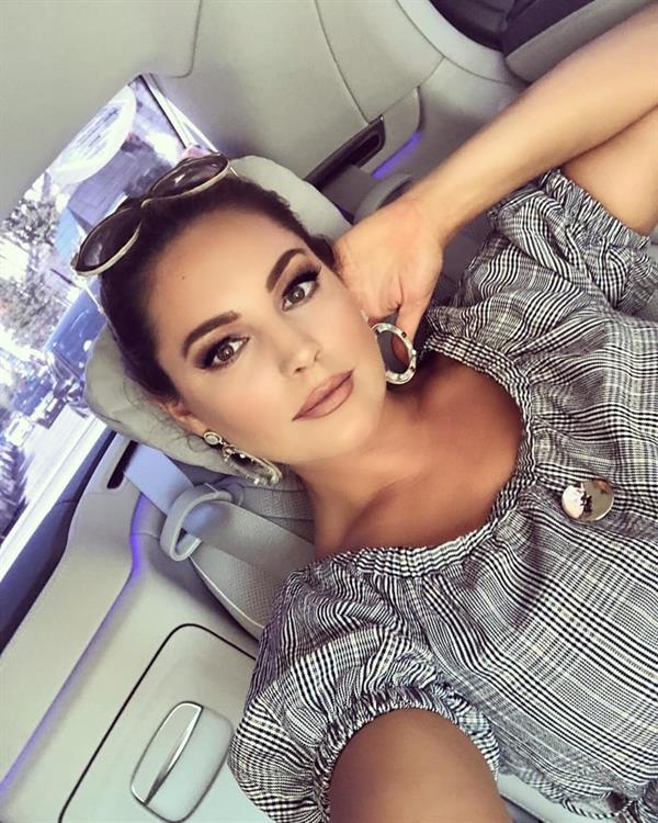 Kelly Brook taking a selfie