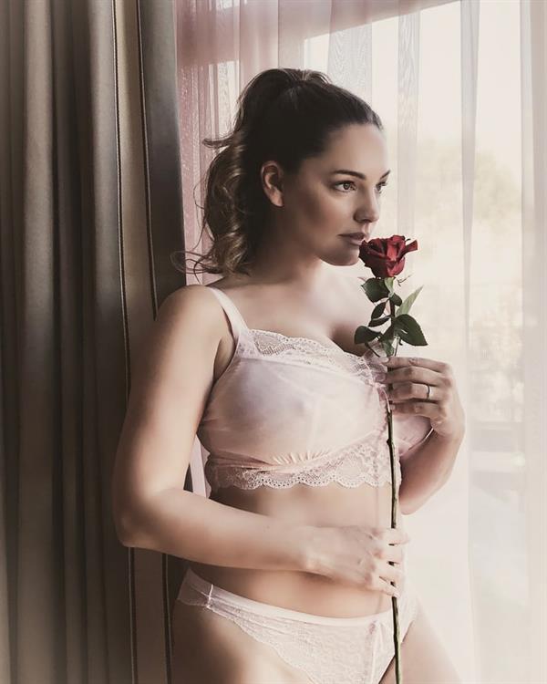 Kelly Brook in lingerie