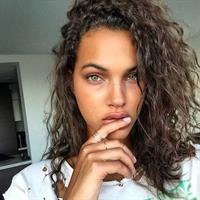 Jessica Strother taking a selfie