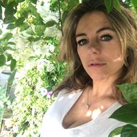 Elizabeth Hurley taking a selfie