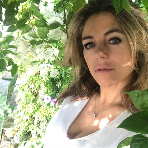 Elizabeth Hurley taking a selfie