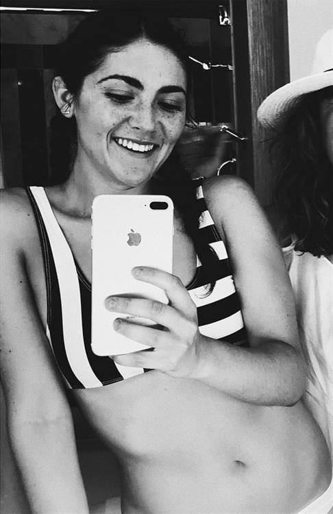 Isabelle Fuhrman taking a selfie