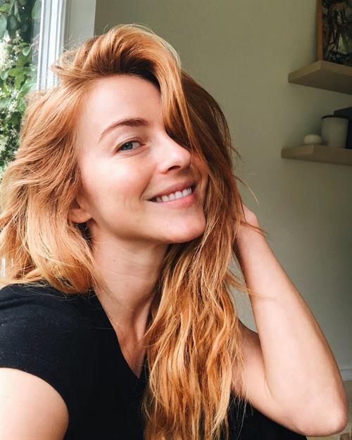 Julianne Hough taking a selfie