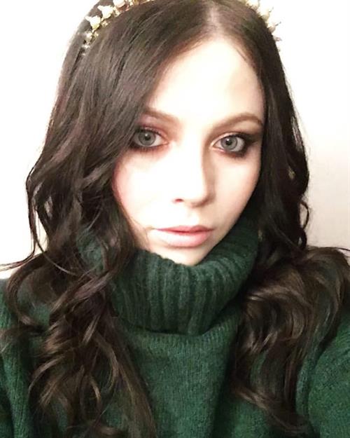 Michelle Trachtenberg taking a selfie