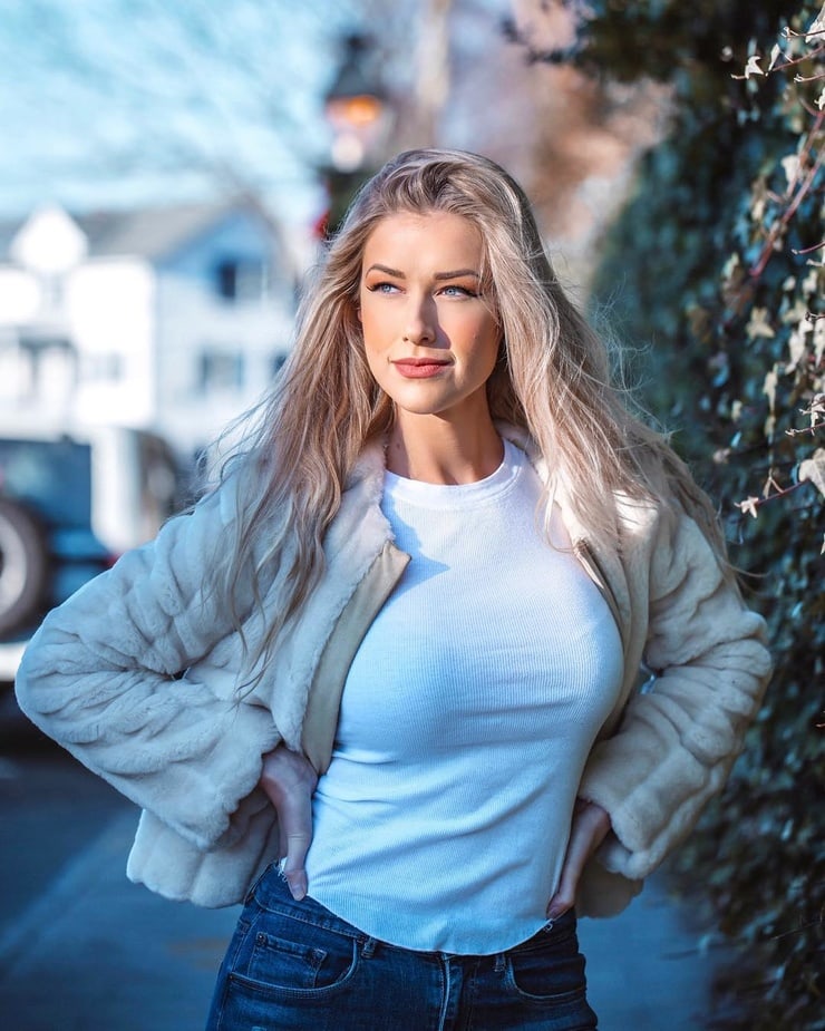 Noelle Foley Pictures in an Infinite Scroll - 2 Pictures