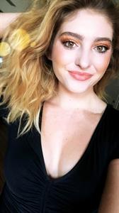 Willow Shields taking a selfie