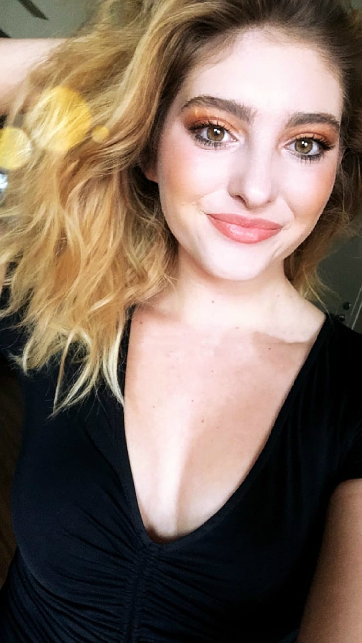 Willow Shields taking a selfie