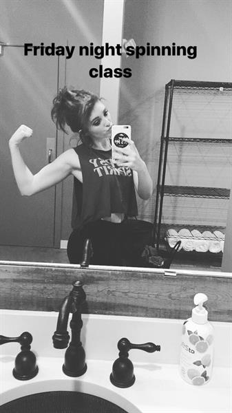 Willow Shields taking a selfie