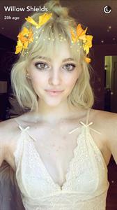 Willow Shields taking a selfie