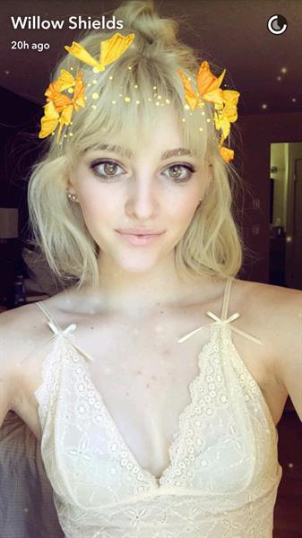 Willow Shields taking a selfie