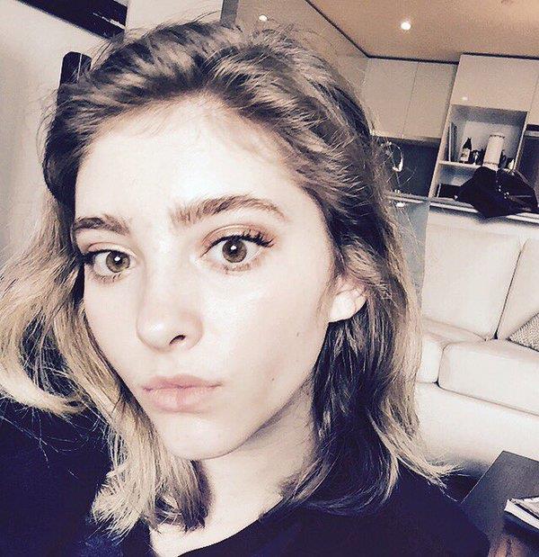 Willow Shields taking a selfie