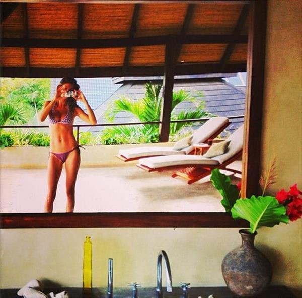 Gisele Bündchen in a bikini taking a selfie