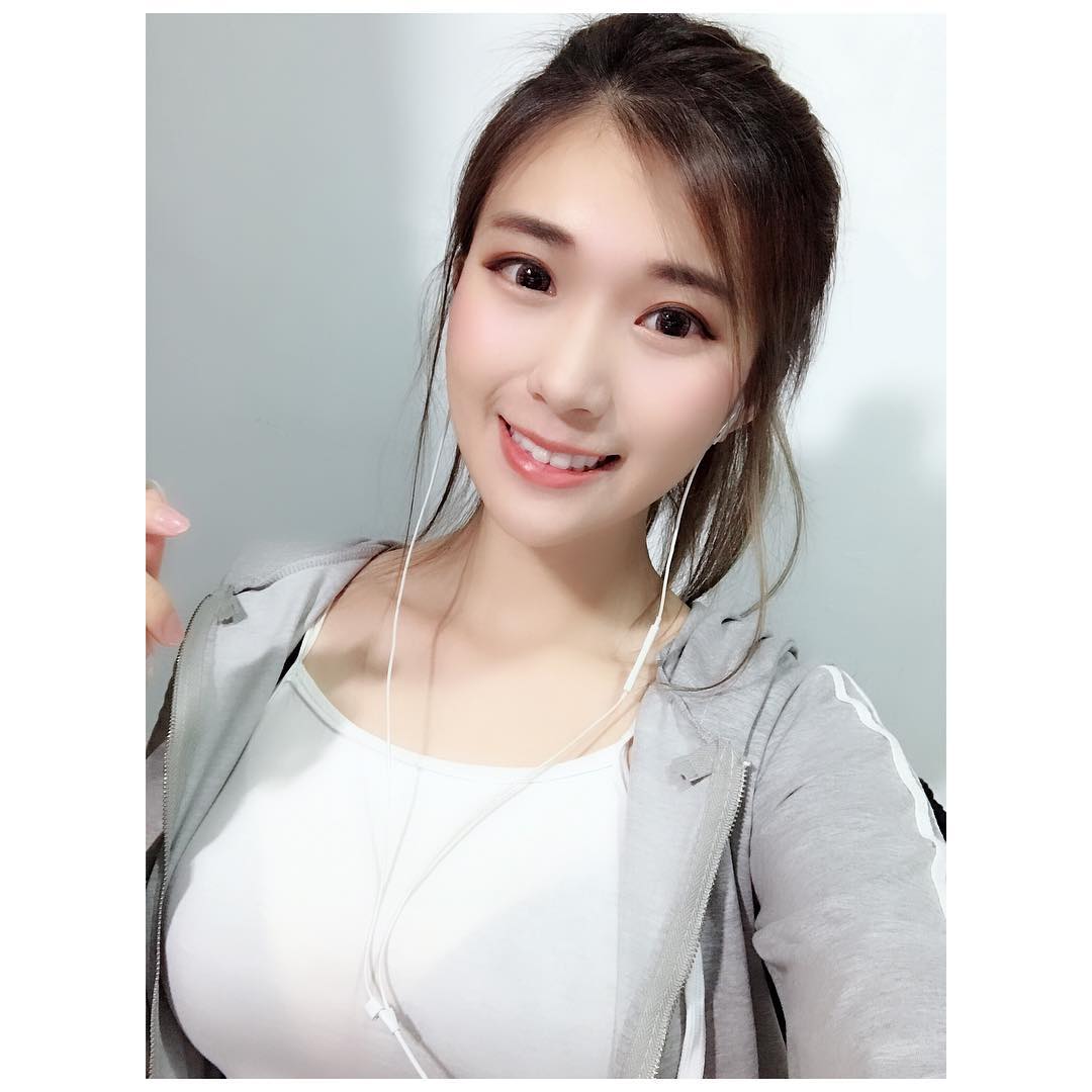 vivian19941008 taking a selfie