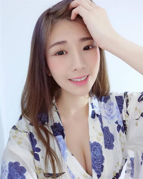 vivian19941008 taking a selfie