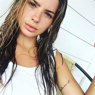 María Eugenia Suárez taking a selfie