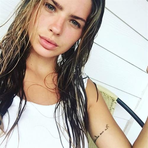 María Eugenia Suárez taking a selfie