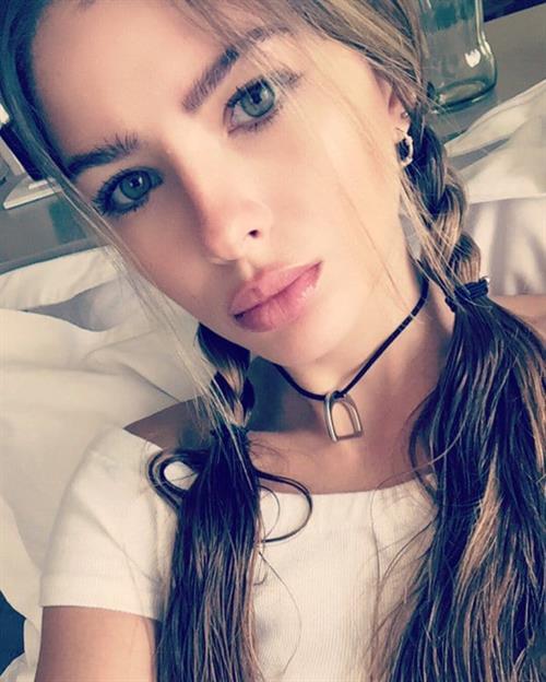 María Eugenia Suárez taking a selfie