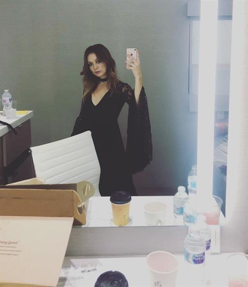 Billie Lourd taking a selfie